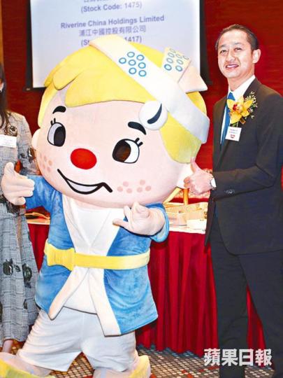■日清招牌公仔「清仔」與首席執行官安藤清隆(右二)昨出席上市儀式。李潤芳攝 ■日清招牌公仔「清仔」與首席執行官安藤清隆(右二)昨出席上市儀式。李潤芳攝