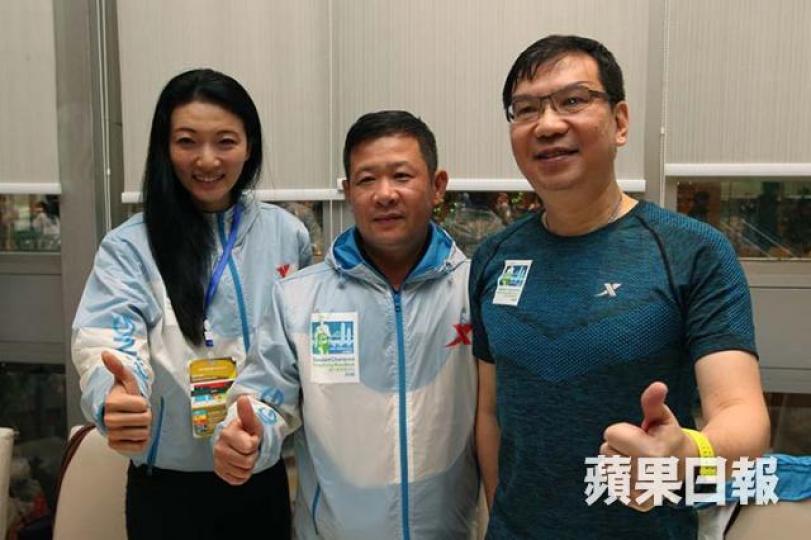 ■特步主席丁水波(中)。資料圖片 ■特步主席丁水波(中)。資料圖片