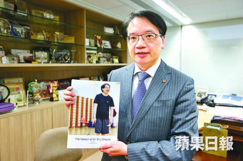 ■醫管局聯網服務總監張偉麟將退休,獲同事贈送自製相冊。馬泉崇攝■張偉麟(左)行醫逾30年,當年由急症室醫生做起。■張偉麟曾為電視劇《妙手仁心》做顧問。《妙手仁心》劇照 ■醫管局聯網服務總監張偉麟將退休,獲同事贈送自製相冊。馬泉崇攝■張偉麟(左)行醫逾30年,當年由急症室醫生做起。■張偉麟曾為電視劇《妙手仁心》做顧問。《妙手仁心》劇照