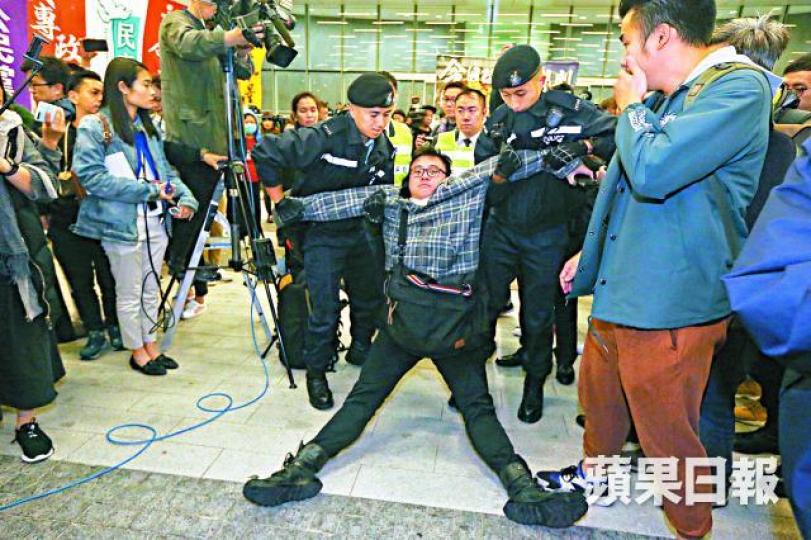 ■前晚在立會外抗議立會「自閹」議事規則的巿民,被警方抬離示威區。王子俊攝■劉小麗前晚被警方抬走後轉至添美道紮營留守。■74歲的黃伯與妻子參與通宵留守。 ■前晚在立會外抗議立會「自閹」議事規則的巿民,被警方抬離示威區。王子俊攝■劉小麗前晚被警方抬走後轉至添美道紮營留守。■74歲的黃伯與妻子參與通宵留守。