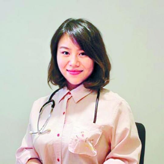 ■周天恩在DR事故後始沾手美容生意,並有出售父親研發的產品。9月10日■周向榮雖官司纏身,但仍不忘與家人到香港仔遊艇會吃自助餐。莊建鑫攝9月3日■周與兩女兒及兒子在圓方飯敍,分別時顯得依依不捨。8月29日■周與女兒到中環一間書畫拍賣公司,以2萬元購買4幅掛屏。■周天恩開設的美容中心有不少顧客光顧。 ■周天恩在DR事故後始沾手美容生意,並有出售父親研發的產品。9月10日■周向榮雖官司纏身,但仍不忘與家人到香港仔遊艇會吃自助餐。莊建鑫攝9月3日■周與兩女兒及兒子在圓方飯敍,分別時顯得依依不捨。8月29日■周與女兒到中環一間書畫拍賣公司,以2萬元購買4幅掛屏。■周天恩開設的美容中心有不少顧客光顧。