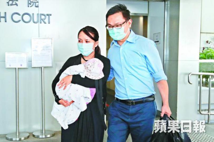 ■次被告陳冠忠早前由前妻攜女兒陪同出庭。資料圖片■事發後探員到位於科學園的亞太幹細胞科研中心蒐證。 ■次被告陳冠忠早前由前妻攜女兒陪同出庭。資料圖片■事發後探員到位於科學園的亞太幹細胞科研中心蒐證。