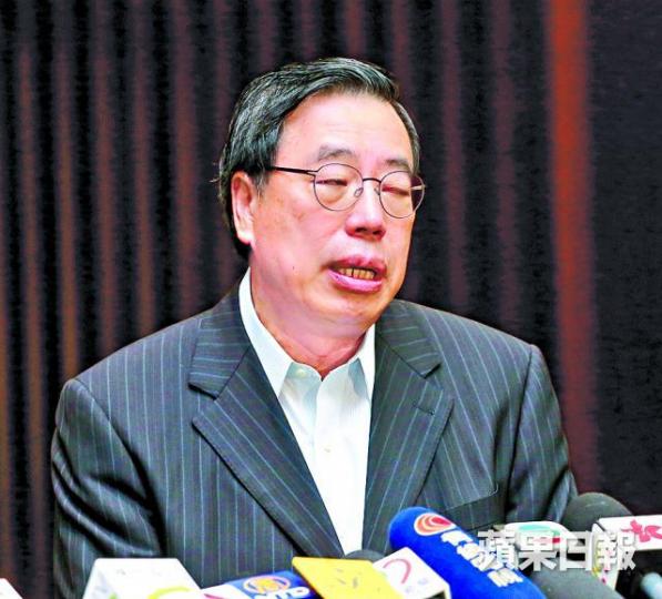 ■梁君彥■不少示威者在添美道紮營留守,昨午不時有警員巡邏。■許智峯(圓圖)上周四大會時意圖衝向主席台,被保安阻止。 ■梁君彥■不少示威者在添美道紮營留守,昨午不時有警員巡邏。■許智峯(圓圖)上周四大會時意圖衝向主席台,被保安阻止。
