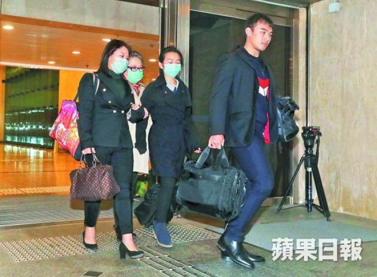 ■周向榮妻子(左二)和子女昨日聽取裁決後離開法庭。 ■周向榮妻子(左二)和子女昨日聽取裁決後離開法庭。