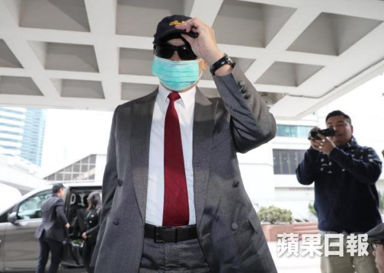 周向榮昨戴口罩及帽到庭。 周向榮昨戴口罩及帽到庭。