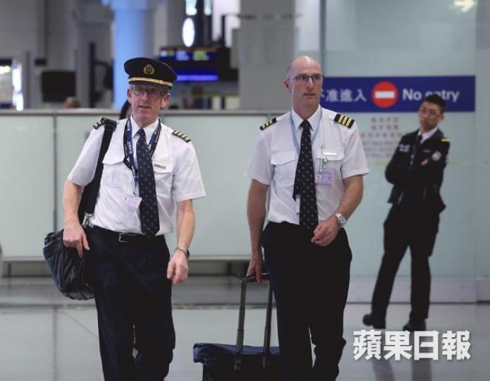 ■國泰宣佈維持機師房津12個月,香港航空機組人員協會指國泰方案未能解決問題。資料圖片 ■國泰宣佈維持機師房津12個月,香港航空機組人員協會指國泰方案未能解決問題。資料圖片