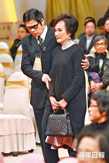 ■專程由台來港的胡錦由安德尊攙扶下入場。■汪玲(左)與友人一同前往追思會致哀。■姜大衛難忘當年一班人去方逸華家玩。 ■專程由台來港的胡錦由安德尊攙扶下入場。■汪玲(左)與友人一同前往追思會致哀。■姜大衛難忘當年一班人去方逸華家玩。