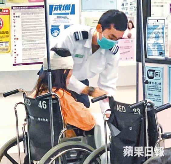■遭劫去胸圍及底褲的女事主,後腦被毆傷須送院縫針。黃江奇攝■一批機動部隊於現場搜證。 ■遭劫去胸圍及底褲的女事主,後腦被毆傷須送院縫針。黃江奇攝■一批機動部隊於現場搜證。