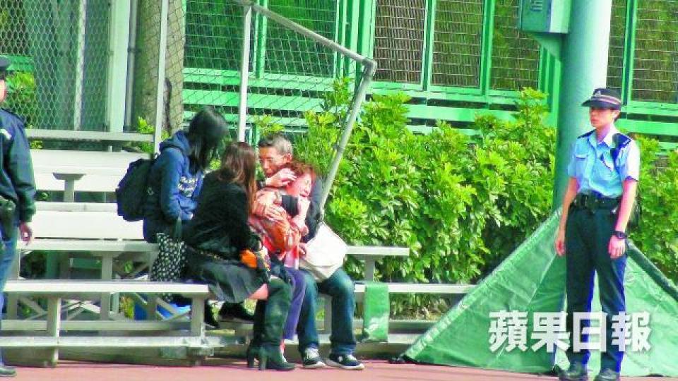 ■死者家屬到場認屍後相擁痛哭。黃麗英攝 ■死者家屬到場認屍後相擁痛哭。黃麗英攝