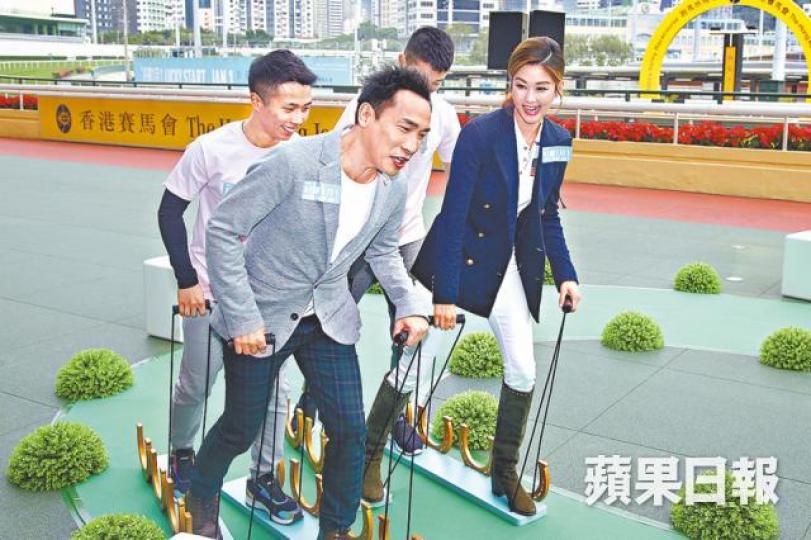 ■香香和泰臣(左)昨日出席馬會活動,與騎師玩遊戲。
■香香和泰臣(左)昨日出席馬會活動,與騎師玩遊戲。