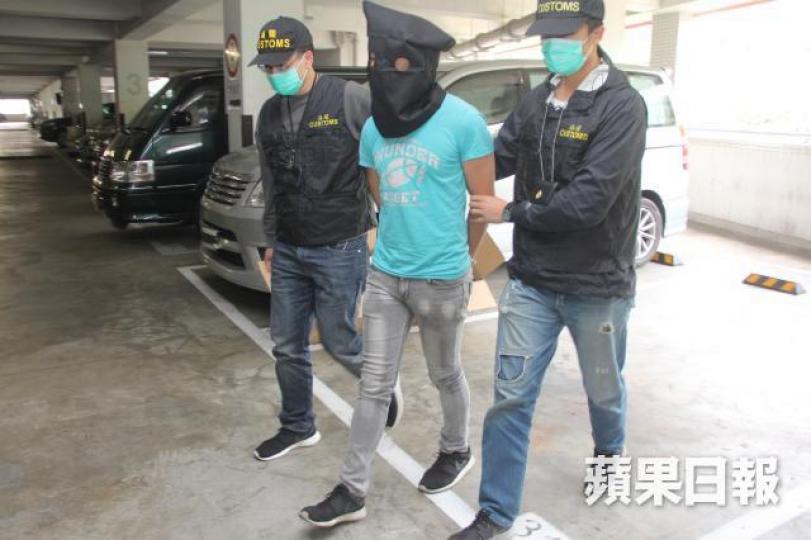 ■海關昨在梨木樹反私煙行動中拘捕一名男子,撿獲1.6萬支私煙。詹家志攝 ■海關昨在梨木樹反私煙行動中拘捕一名男子,撿獲1.6萬支私煙。詹家志攝