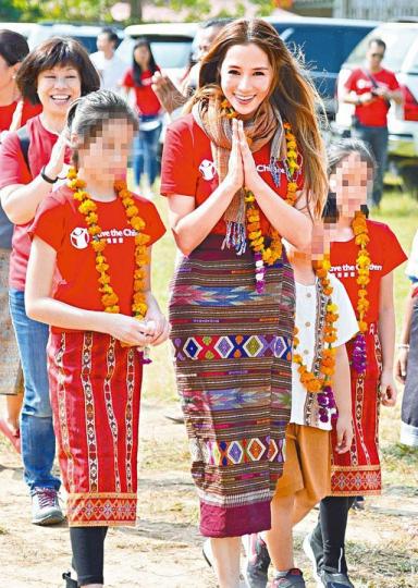 ■徐子淇帶同大女Leanna(左),二女Hayley同大仔Triston去老撾作親善探訪。■徐子淇的子女拖着當地小朋友,其子女的身形明顯比當地小朋友高大。■到醫院探訪的徐子淇,親眼目睹BB出世。■徐子淇探訪當地鄉郊社區,感觸良多。 ■徐子淇帶同大女Leanna(左),二女Hayley同大仔Triston去老撾作親善探訪。■徐子淇的子女拖着當地小朋友,其子女的身形明顯比當地小朋友高大。■到醫院探訪的徐子淇,親眼目睹BB出世。■徐子淇探訪當地鄉郊社區,感觸良多。