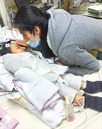 ■予恩母親連日來到醫院探望女兒,盼女兒早日康復。 ■予恩母親連日來到醫院探望女兒,盼女兒早日康復。