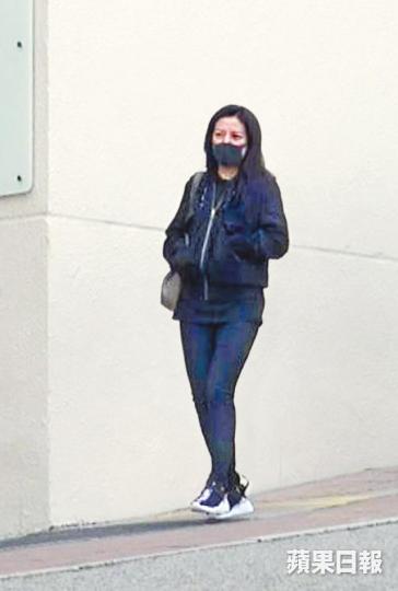 【心事重重】■趙薇頹黑look愁爆現身,送女兒返校參加聖誕聯歡,約一小時後跟男助手先行離去。【馬路狂奔】■趙薇的7歲獨生女「小四月」精靈活潑,過馬路時跳跳紮。【精靈活潑】■小四月因為媽咪趙薇做了香港人,可以來港讀書。【遷居半山】■趙薇舉家搬到中半山豪宅,出入以七人車代步。■趙薇和老公黃有龍捲入空殼交易風波,連馬雲都跟她割席。資料圖片 【心事重重】■趙薇頹黑look愁爆現身,送女兒返校參加聖誕聯歡,約一小時後跟男助手先行離去。【馬路狂奔】■趙薇的7歲獨生女「小四月」精靈活潑,過馬路時跳跳紮。【精靈活潑】■小四月因為媽咪趙薇做了香港人,可以來港讀書。【遷居半山】■趙薇舉家搬到中半山豪宅,出入以七人車代步。■趙薇和老公黃有龍捲入空殼交易風波,連馬雲都跟她割席。資料圖片