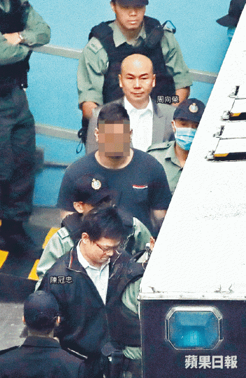 ■DR案兩被告周向榮及陳冠忠昨被押上囚車往法院應訊。朱永倫攝 ■DR案兩被告周向榮及陳冠忠昨被押上囚車往法院應訊。朱永倫攝