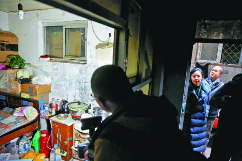 ■發生大火的白牆子村居所狹小,煮食及作息均在同一房間內。路透社■朝陽區十八里店鄉白牆子村昨凌晨起火。互聯網 ■發生大火的白牆子村居所狹小,煮食及作息均在同一房間內。路透社■朝陽區十八里店鄉白牆子村昨凌晨起火。互聯網