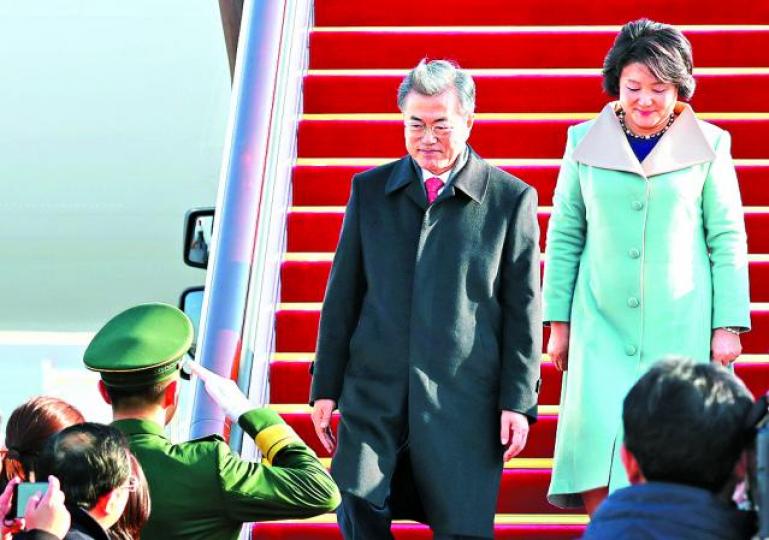 ■文在寅與夫人昨抵北京。 ■文在寅與夫人昨抵北京。