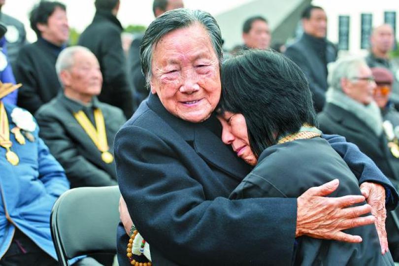 ■倖存者之一夏淑琴(左)也出席活動。 路透社 ■倖存者之一夏淑琴(左)也出席活動。 路透社