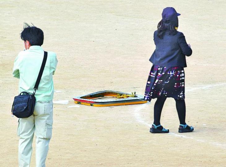 ■窗框跌落小學操場。美聯社 ■窗框跌落小學操場。美聯社