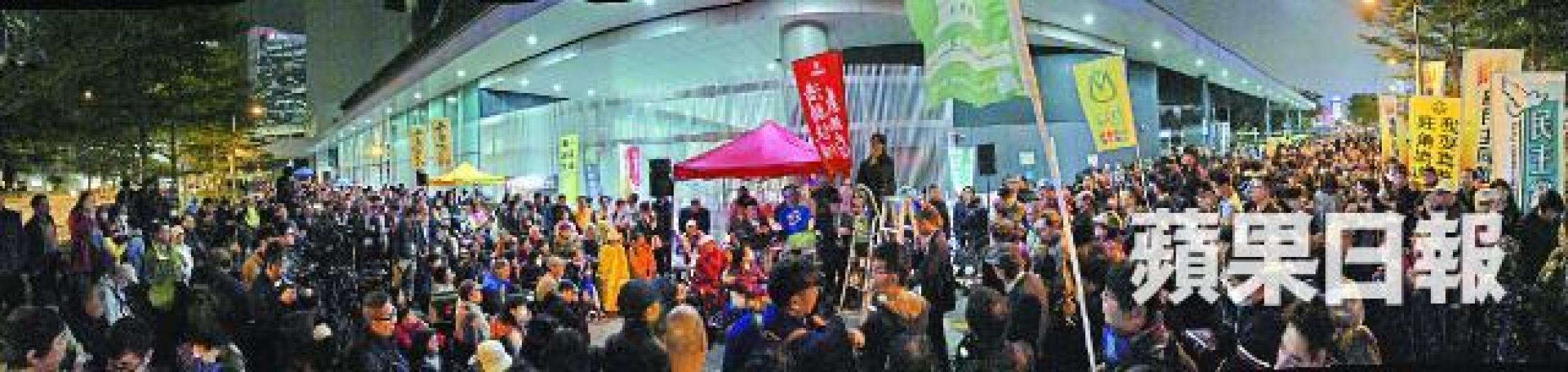 ■昨晚有逾500人在立法會外集會,反對修改《議事規則》。何柏佳攝■陳志全就南京大屠殺周年提休會辯論,梁君彥(圓圖)拒批。 ■昨晚有逾500人在立法會外集會,反對修改《議事規則》。何柏佳攝■陳志全就南京大屠殺周年提休會辯論,梁君彥(圓圖)拒批。