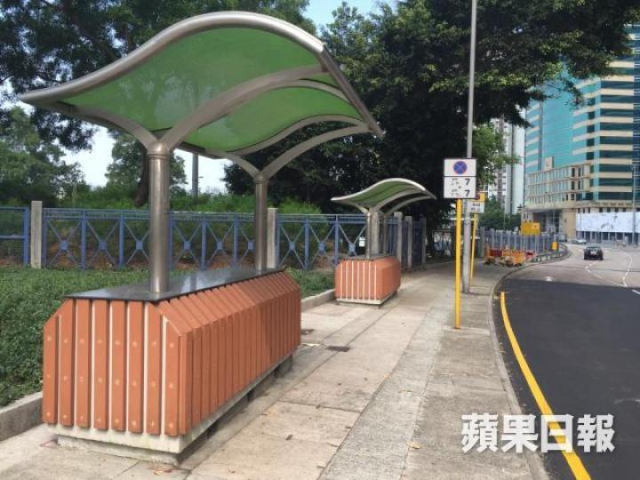 ■「巨墩避雨亭」被批阻路,而且無法擋雨,惹起網上熱烈討論,項目終告流產。 ■「巨墩避雨亭」被批阻路,而且無法擋雨,惹起網上熱烈討論,項目終告流產。
