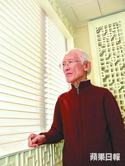 ■余光中【1928─2017】■2003年余光中和董橋出席中大「全球華文青年文學獎」頒獎禮。■余光中最後公開露面是在今年10月,在妻子(右)陪同下出席慶生會。 ■余光中【1928─2017】■2003年余光中和董橋出席中大「全球華文青年文學獎」頒獎禮。■余光中最後公開露面是在今年10月,在妻子(右)陪同下出席慶生會。