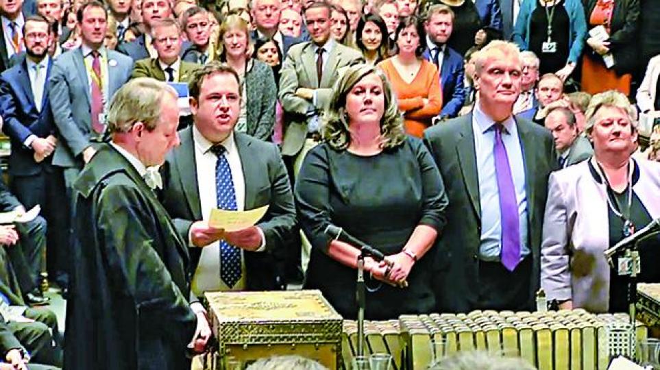 ■下議院議員宣佈議案獲得通過。 ■下議院議員宣佈議案獲得通過。