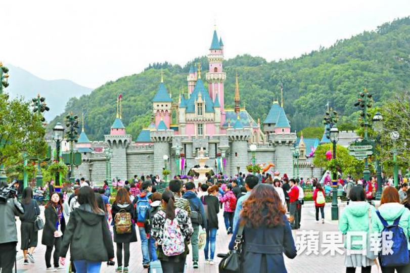 ■迪士尼樂園因擴建城堡,明年暫停煙花匯演。 ■迪士尼樂園因擴建城堡,明年暫停煙花匯演。