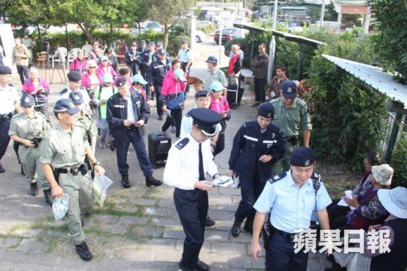 ■警方昨在將軍澳及西貢進行反爆竊宣傳,向村屋居民派發傳單,加強居民的防盜意識。徐雲庭攝 ■警方昨在將軍澳及西貢進行反爆竊宣傳,向村屋居民派發傳單,加強居民的防盜意識。徐雲庭攝