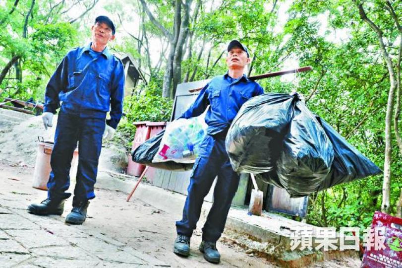 ■工人以擔挑運垃圾下山,每次至少繫上6包垃圾。 ■工人以擔挑運垃圾下山,每次至少繫上6包垃圾。