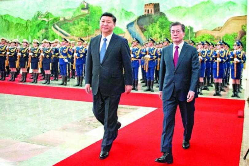 ■習近平(左)昨在人民大會堂歡迎文在寅。路透社■南韓記者被十多名中國警衞毆打倒地。 互聯網 ■習近平(左)昨在人民大會堂歡迎文在寅。路透社■南韓記者被十多名中國警衞毆打倒地。 互聯網