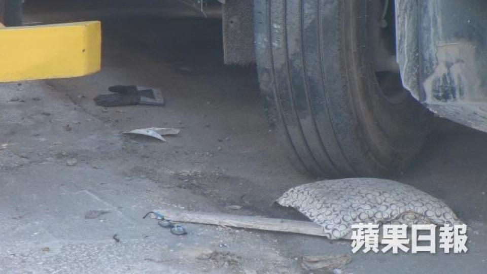■專家提醒如在斜路「甩架」,要於車轆揳好石頭或木方。譚健文攝 ■專家提醒如在斜路「甩架」,要於車轆揳好石頭或木方。譚健文攝