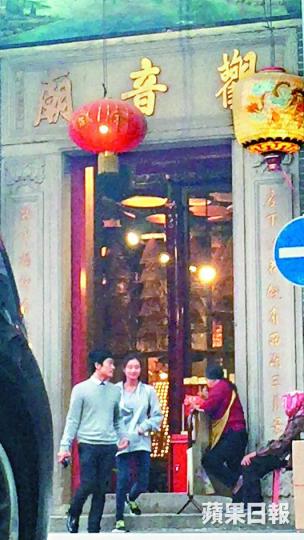 ■伍寧頤上月於審訊後與男友到觀音廟祈福。 ■伍寧頤上月於審訊後與男友到觀音廟祈福。