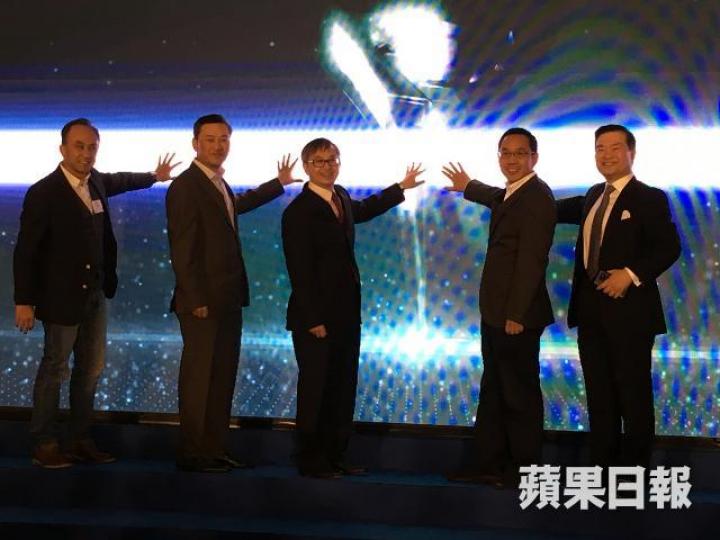 ■數碼港行政總裁林向陽(左二)指園內企業增長迅速,所以在中染大廈設立首間園外共用工作空間。 ■數碼港行政總裁林向陽(左二)指園內企業增長迅速,所以在中染大廈設立首間園外共用工作空間。