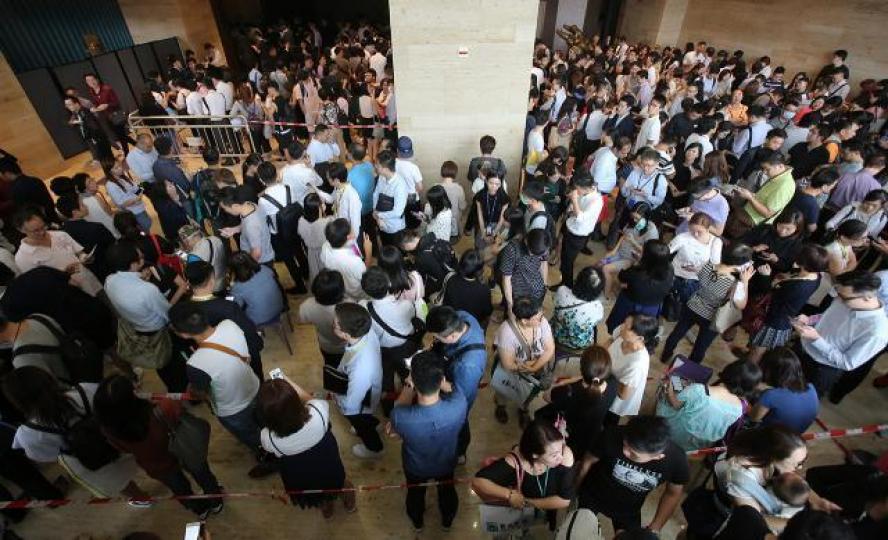 ■過去一年最少逾百宗新盤撻定個案,買家入市前必須計算個人負擔能力。資料圖片 ■過去一年最少逾百宗新盤撻定個案,買家入市前必須計算個人負擔能力。資料圖片