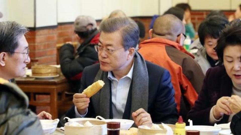 ■文與妻子金正淑(右)一同品嚐中式早餐。 ■文與妻子金正淑(右)一同品嚐中式早餐。