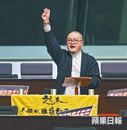 ■邵家臻高舉防狼器,指要守護香港,叫醒裝睡的人。陳善南攝■謝偉俊昨指郭榮鏗是「蠱惑大律師」。 ■邵家臻高舉防狼器,指要守護香港,叫醒裝睡的人。陳善南攝■謝偉俊昨指郭榮鏗是「蠱惑大律師」。