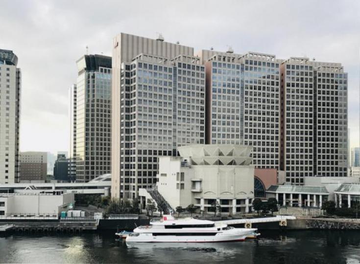 ■單位的露台外是運河,一河之隔是酒店,客廳對牢酒店前面一隻遊艇。作者提供圖片 ■單位的露台外是運河,一河之隔是酒店,客廳對牢酒店前面一隻遊艇。作者提供圖片