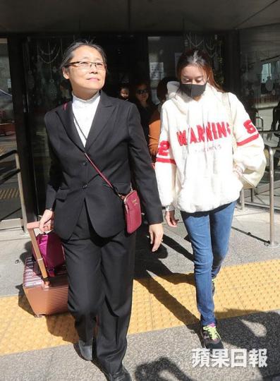 ■被告伍寧頤(右)昨被裁定脫罪,與代表律師離開法院。謝榮耀攝 ■被告伍寧頤(右)昨被裁定脫罪,與代表律師離開法院。謝榮耀攝