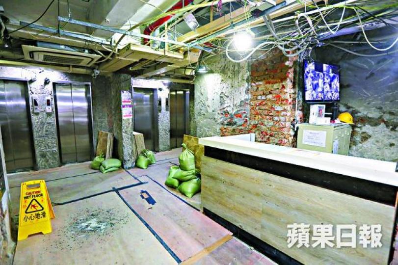 ■北角東發大廈D座近日進行更新大堂工程。朱永倫攝■業主不滿法團拒公開維修工程合約。 ■北角東發大廈D座近日進行更新大堂工程。朱永倫攝■業主不滿法團拒公開維修工程合約。