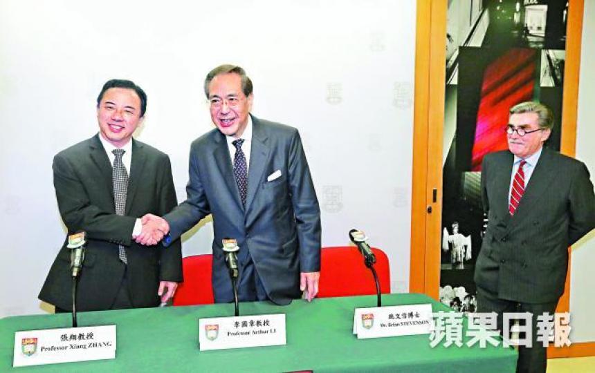 ■張翔(左)獲港大校委會任命為校長後,與李國章(右)一同會見傳媒。李家皓攝 ■張翔(左)獲港大校委會任命為校長後,與李國章(右)一同會見傳媒。李家皓攝