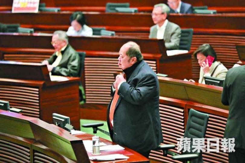 ■張華峰無視泛民抗爭專心打呔。 ■張華峰無視泛民抗爭專心打呔。