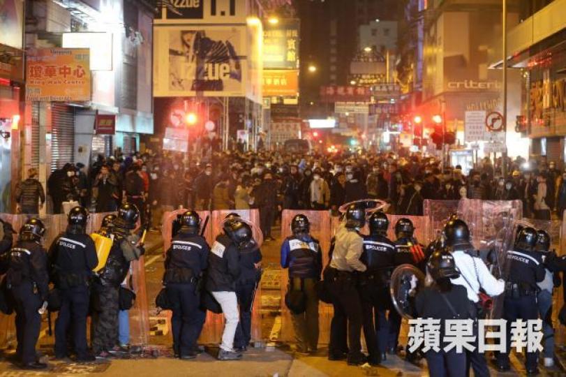 ■去年大年初二旺角發生騷亂,出現連場警民對峙。
■去年大年初二旺角發生騷亂,出現連場警民對峙。