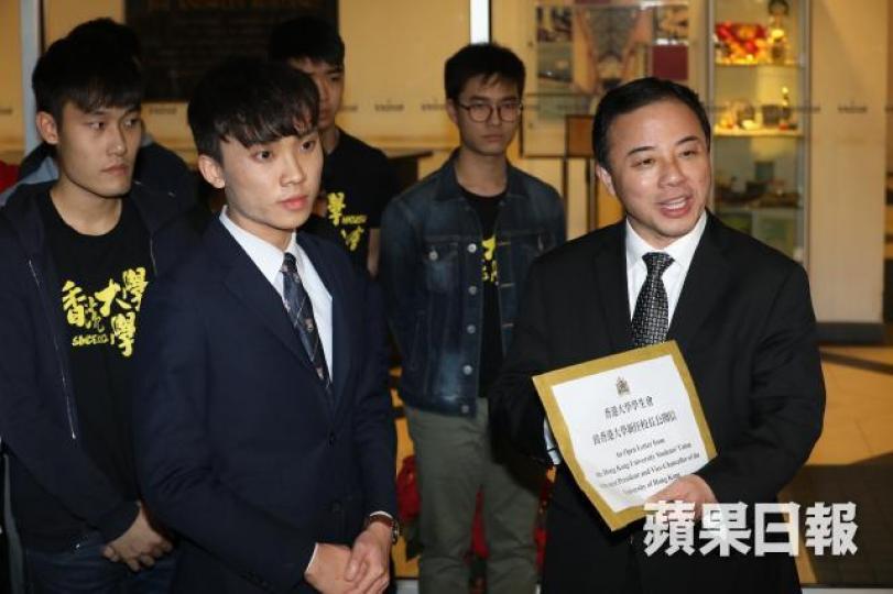 ■港大學生會長黃政鍀聯同其他成員向候任校長張翔遞信。李家皓攝 ■港大學生會長黃政鍀聯同其他成員向候任校長張翔遞信。李家皓攝