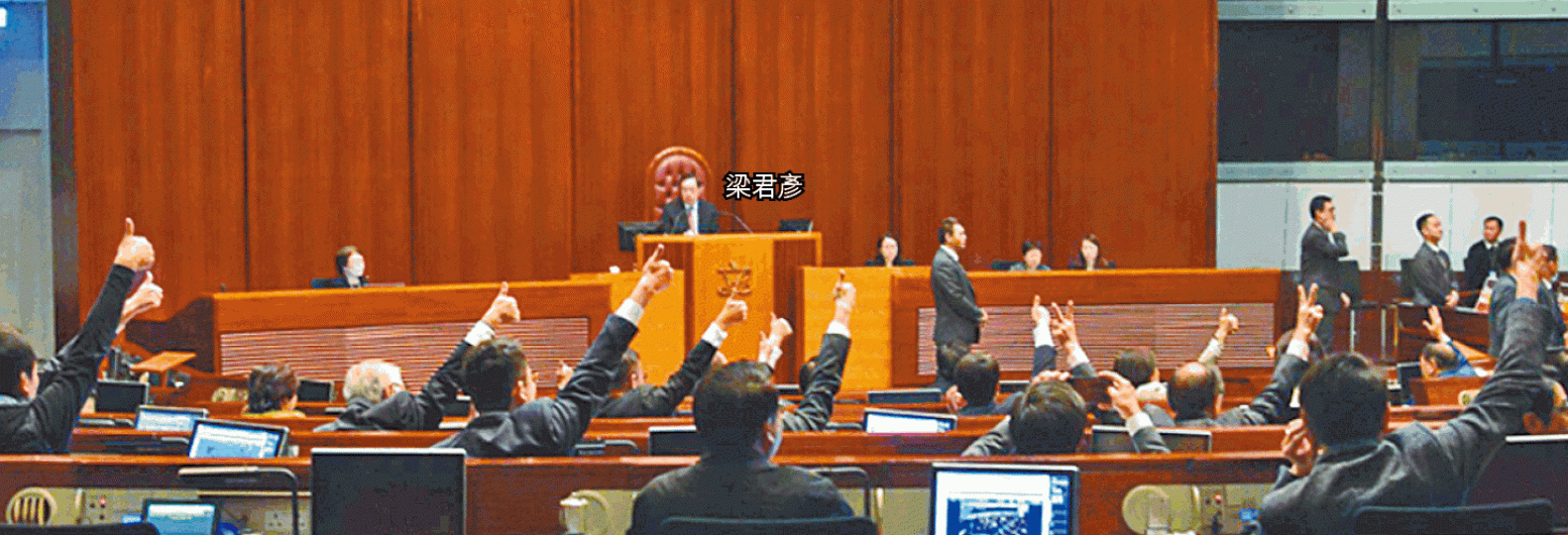 ■建制派議員投票通過議規一刻,豎起大拇指及高舉V字手勢。 ■建制派議員投票通過議規一刻,豎起大拇指及高舉V字手勢。