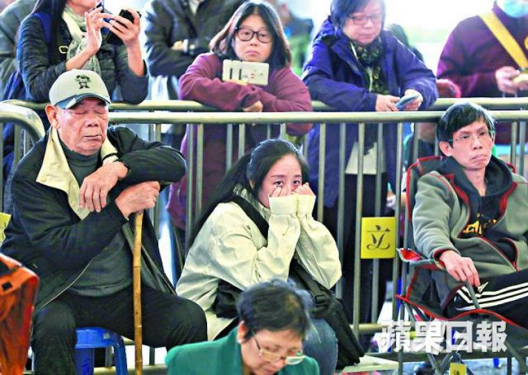 ■有市民在觀看立法會直播時,顯得憂心忡忡。王心義攝 ■有市民在觀看立法會直播時,顯得憂心忡忡。王心義攝