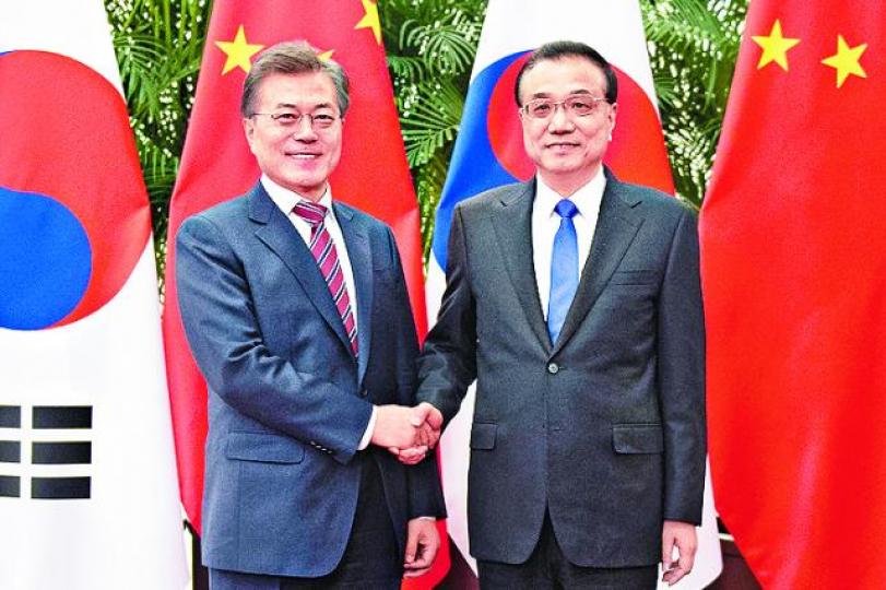 ■文在寅昨與李克強會晤。 ■文在寅昨與李克強會晤。