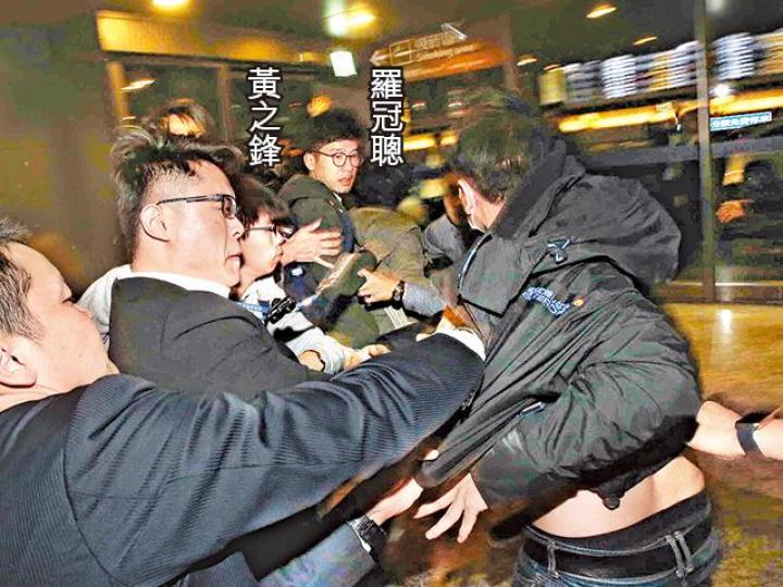 ■今年1月黃之鋒赴台北交流時遭黑衣「愛國人士」追打。資料圖片 ■今年1月黃之鋒赴台北交流時遭黑衣「愛國人士」追打。資料圖片