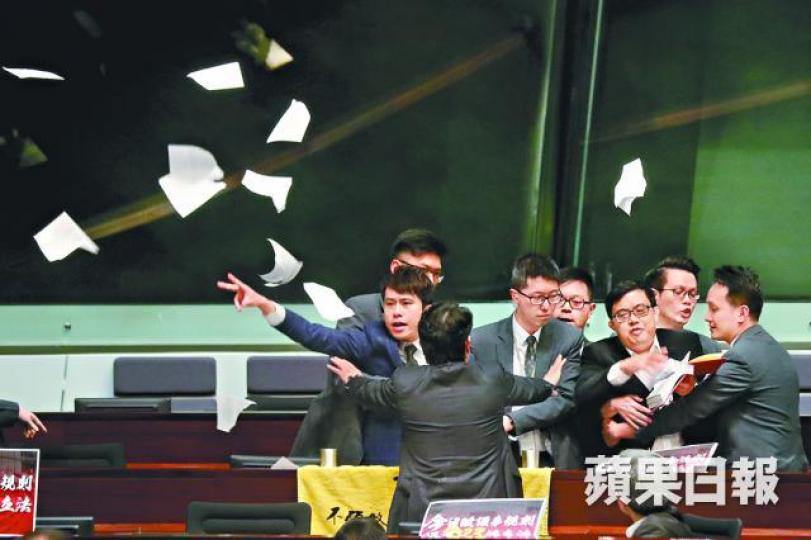 ■鄺俊宇及涂謹申不滿建制派粗暴修改《議事規則》,撕爛議規後被趕離場。謝榮耀攝■朱凱廸被逐離場時用鐵鏈綁座椅,保安員要用巨型鐵鉗剪斷才能抬走他。 ■鄺俊宇及涂謹申不滿建制派粗暴修改《議事規則》,撕爛議規後被趕離場。謝榮耀攝■朱凱廸被逐離場時用鐵鏈綁座椅,保安員要用巨型鐵鉗剪斷才能抬走他。