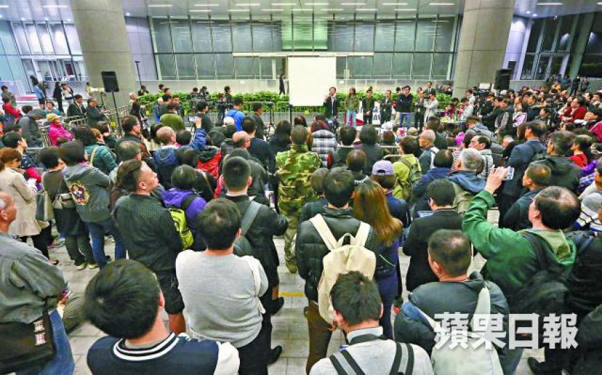 ■昨晚有約300名市民在立法會外集會,抗議建制修改《議事規則》,打壓議會反對聲音。王子俊攝■周庭和黃之鋒呼籲市民團結,一同抵抗即將來臨的惡法。何家達攝 ■昨晚有約300名市民在立法會外集會,抗議建制修改《議事規則》,打壓議會反對聲音。王子俊攝■周庭和黃之鋒呼籲市民團結,一同抵抗即將來臨的惡法。何家達攝